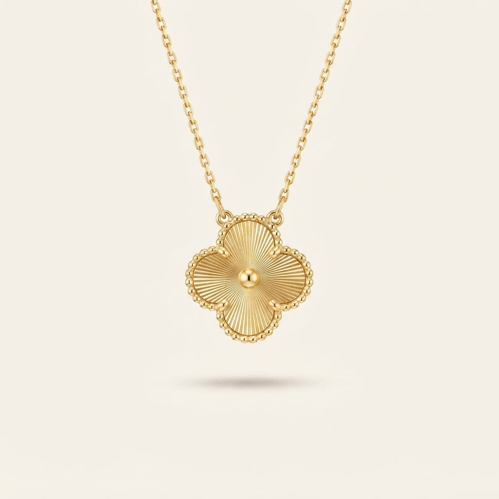 collier pendentif Alhambra en or jaune guilloché