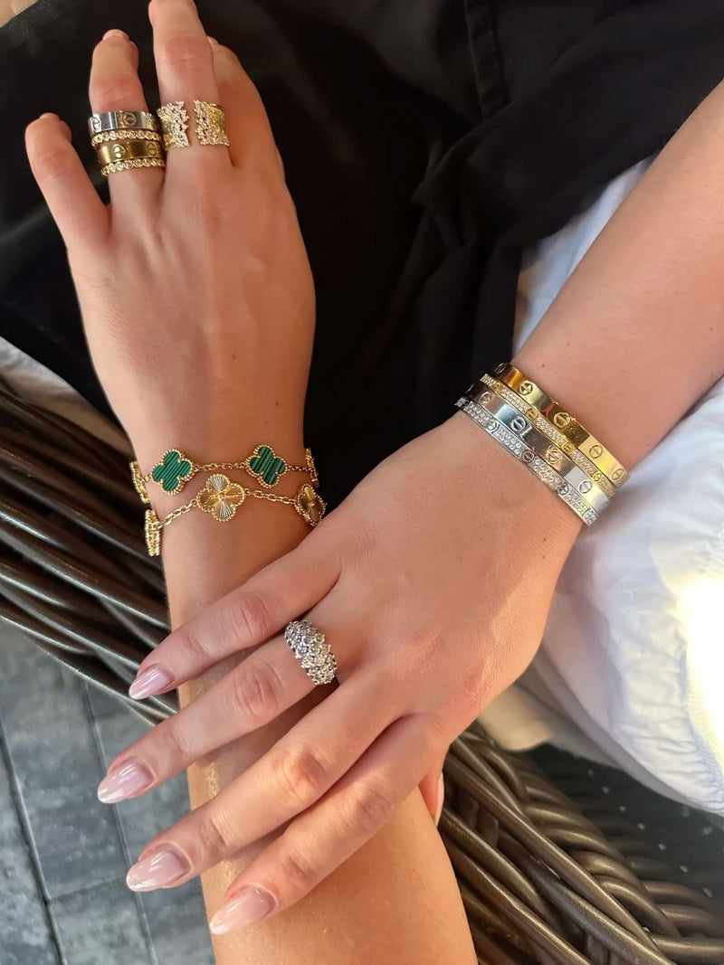 Influenceuse portant des boucles JEWELSEI