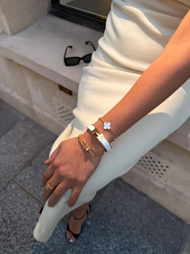 Influenceuse portant des boucles JEWELSEI