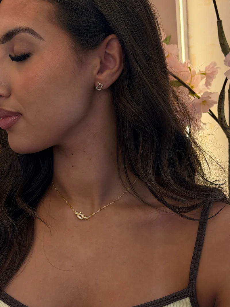 Influenceuse portant une bague JEWELSEI
