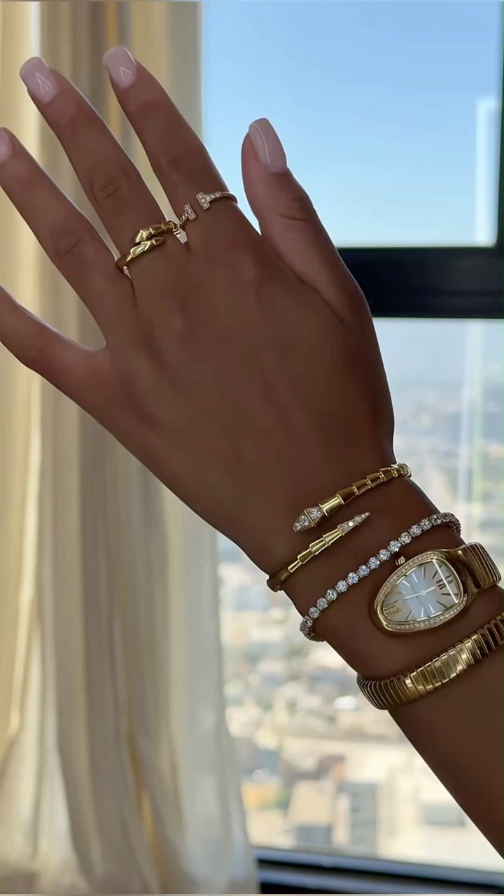 Influenceuse portant une bague JEWELSEI